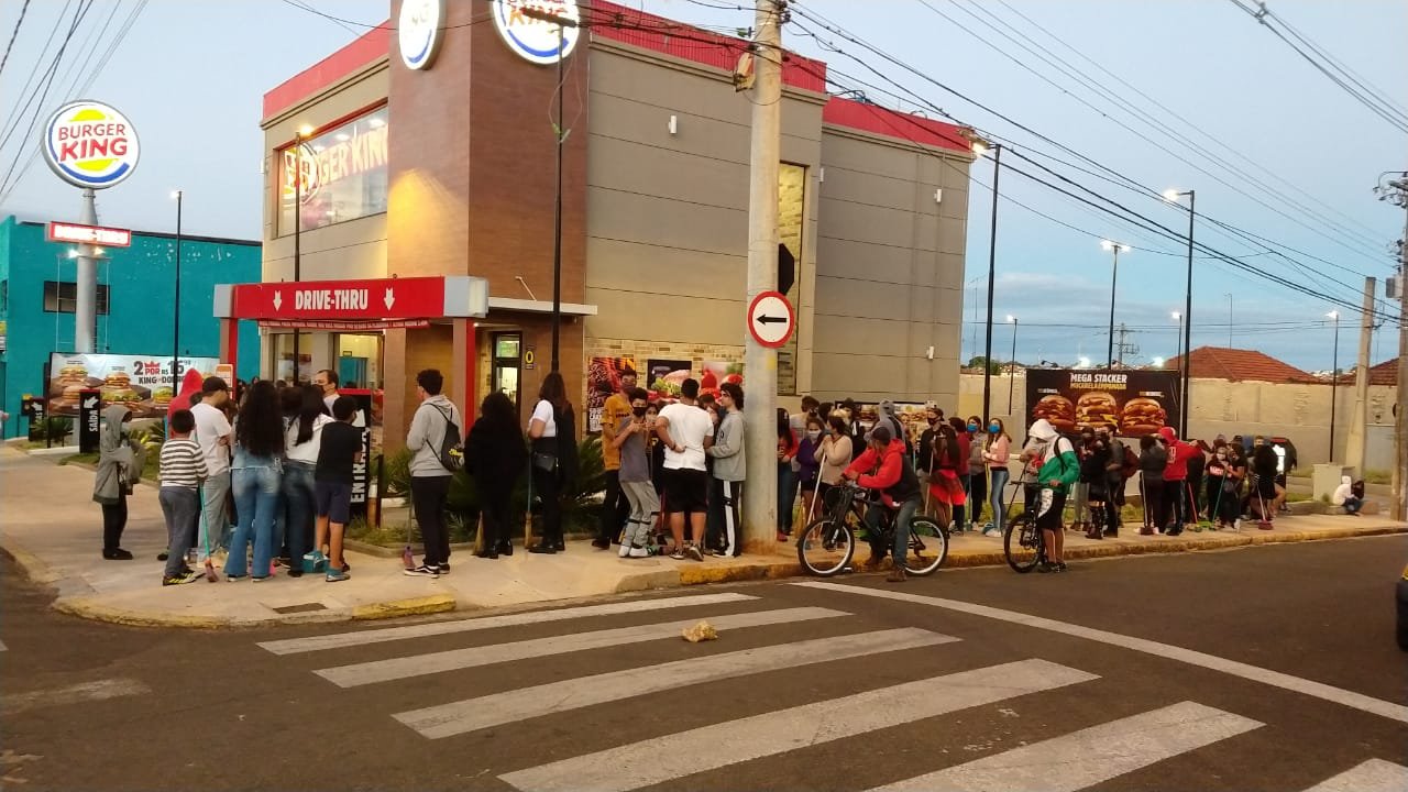 Botucatu: promoção em rede de fast food provoca aglomeração durante a pandemia