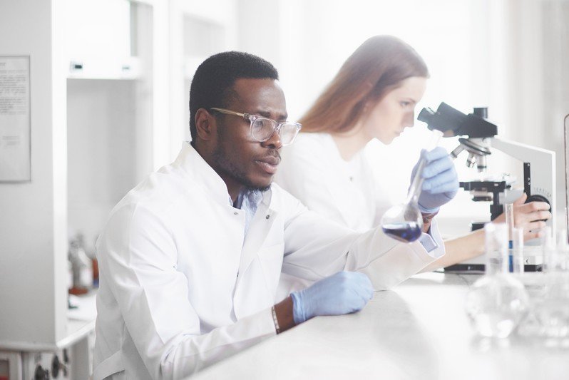 Dia do biomédico: profissional tem papel essencial no combate ao coronavírus