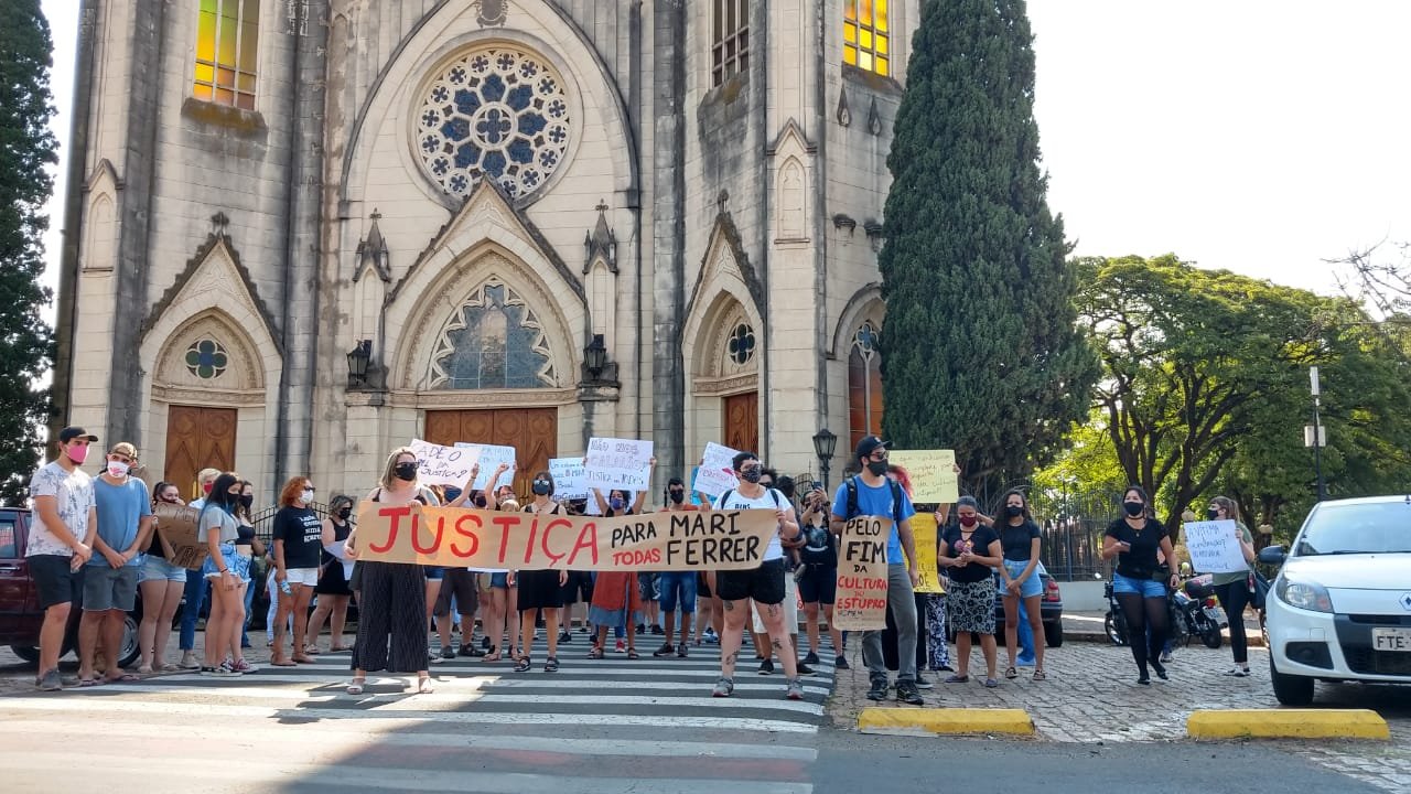 Botucatu: ato pede fim da violência contra a mulher