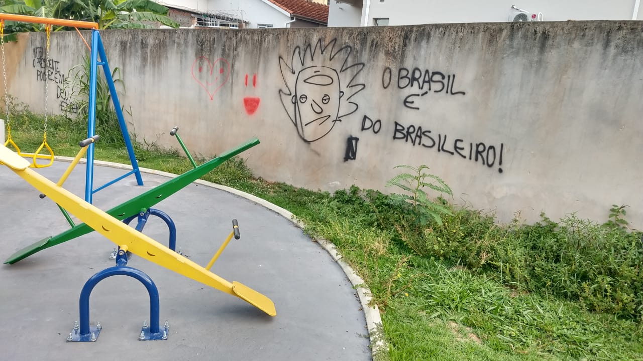 Praça recém-inaugurada é alvo de pichação no Centro de Botucatu