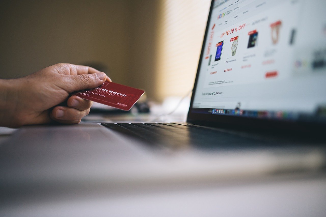Procon realiza mais de 900 autuações em sites de compras na Black Friday