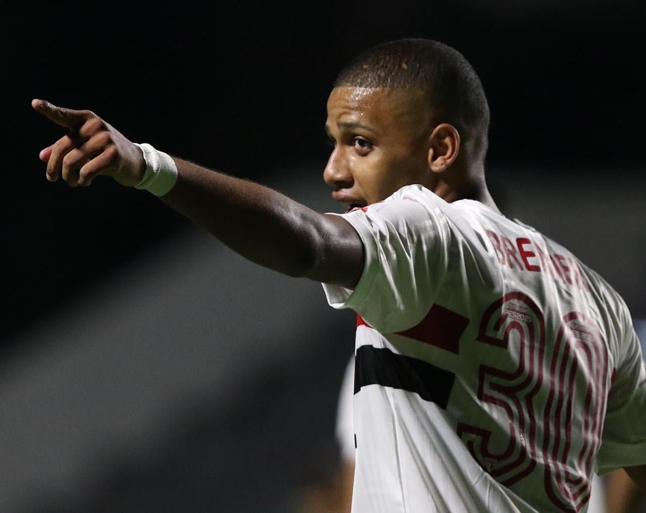 São Paulo vence Goiás e assume liderança do Brasileiro