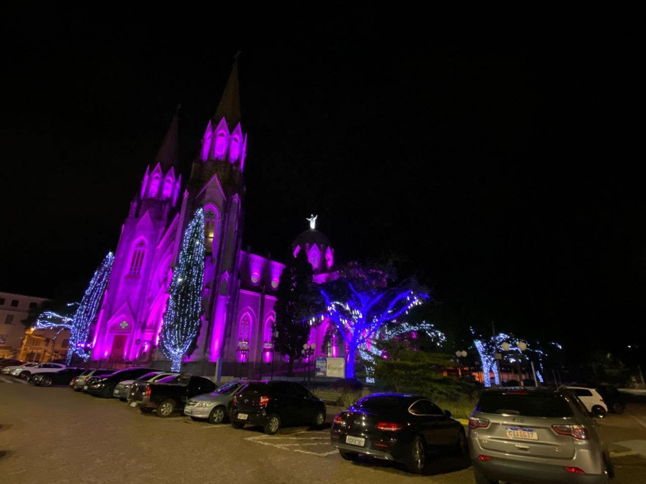 Decoração e iluminação natalina é acionada em praças e pontos turísticos de Botucatu