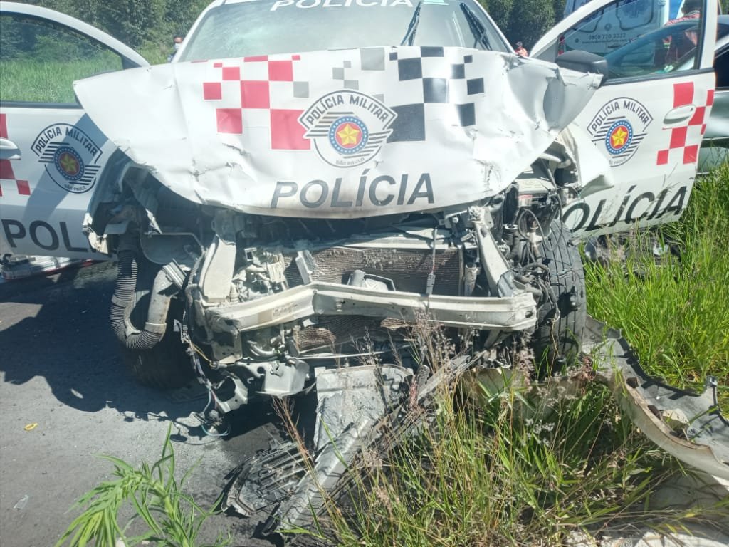 Anhembi: viatura da PM fica destruída após colisão em rodovia