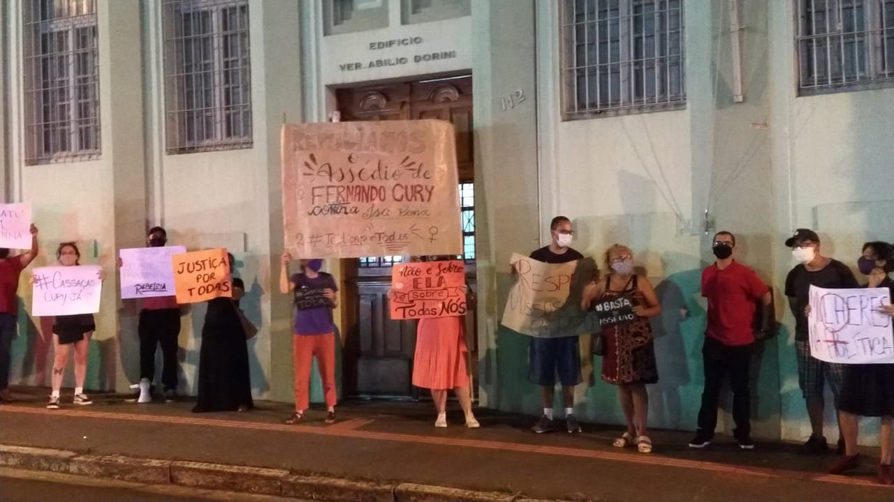Grupo faz manifestação em Botucatu pedindo rigor na apuração de denúncia de assédio envolvendo Fernando Cury