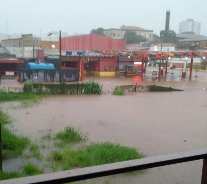 Ruas de Avaré ficam alagadas após chuva