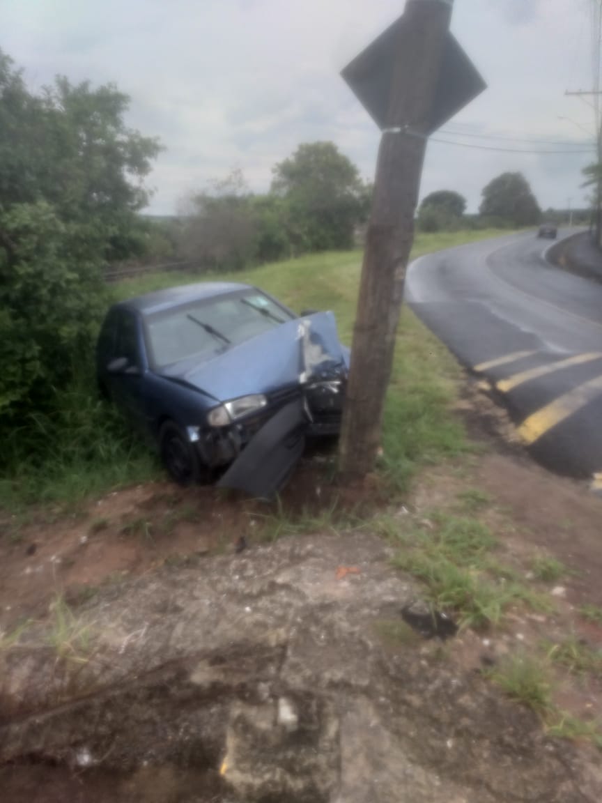 Motorista abandona carro após batida em Rubião Junior