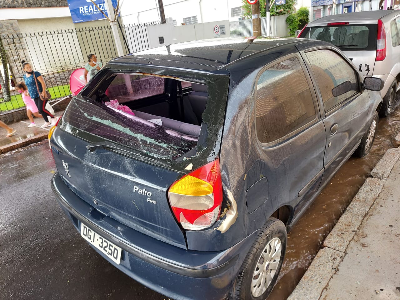 Tenda instalada em frente a Caixa na General Telles danifica carro