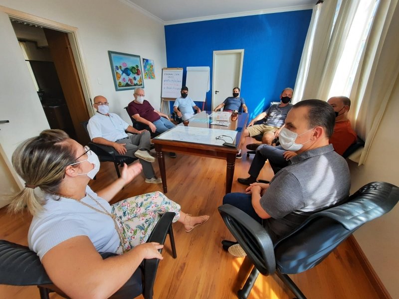 Prefeito de São Manuel se reúne com representantes do comércio e deve editar decreto neste final de semana