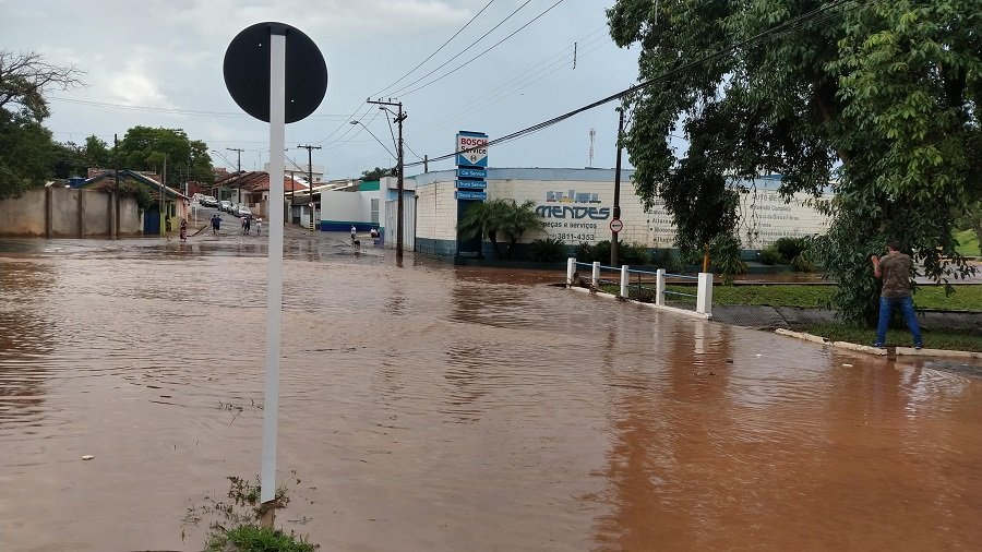 Chuva provoca enchente e estragos em Botucatu