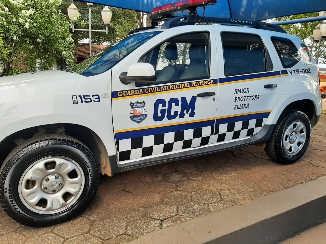 Motorista é preso após colidir contra placas de trânsito e fugir