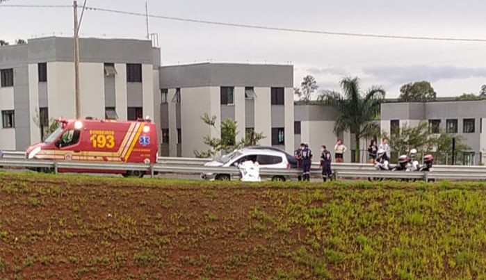 Mulher morre após bater o carro em viaduto do Jardim Paraíso