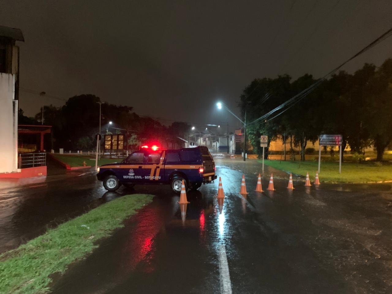 Córrego Água Fria transborda após chuva em Botucatu