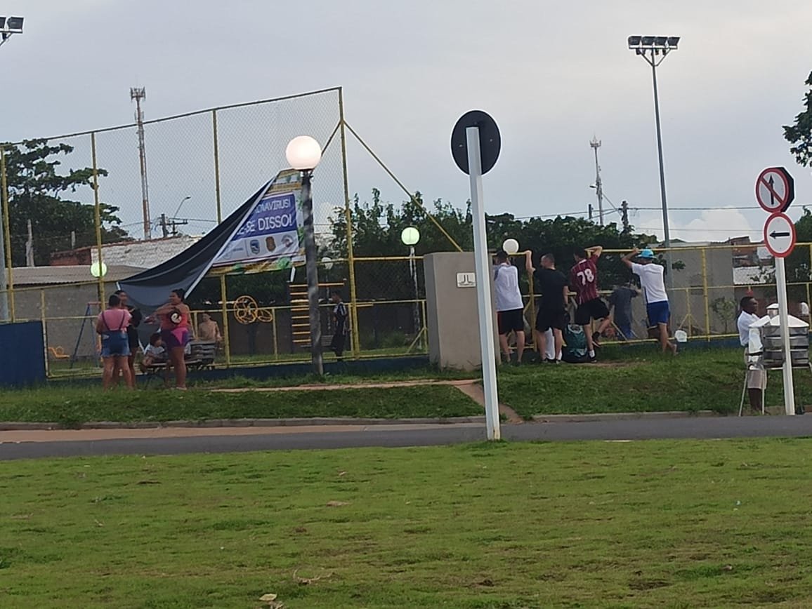 Praça em frente ao Cachoeirinha tem aglomeração e pessoas sem usar máscaras
