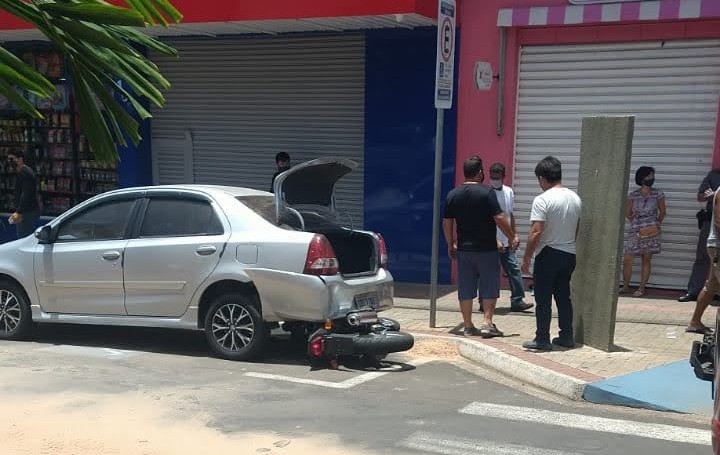 Após colisão, moto vai parar debaixo de carro estacionado na Rua Amando
