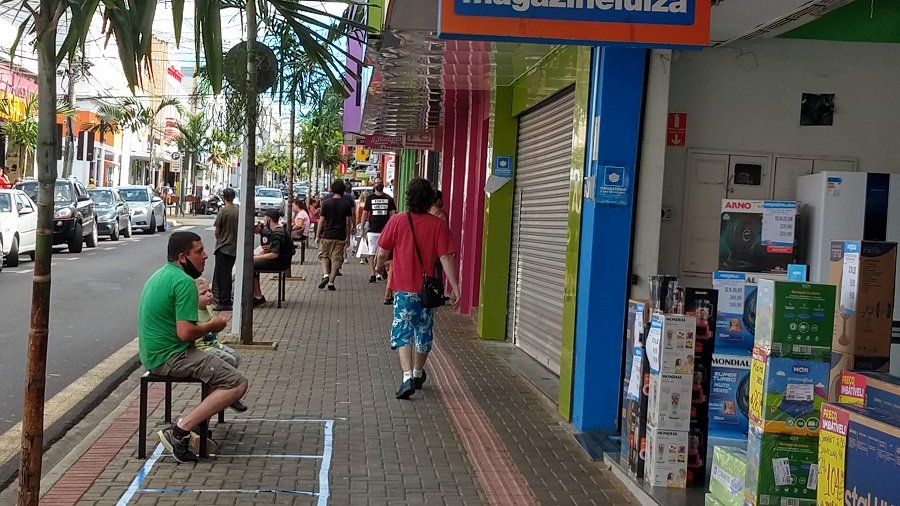 Comércio de Botucatu abre as portas no domingo (19)