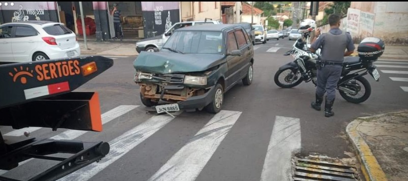 Botucatu: carro furtado em Rubião Júnior fica destruído após acidente no Centro