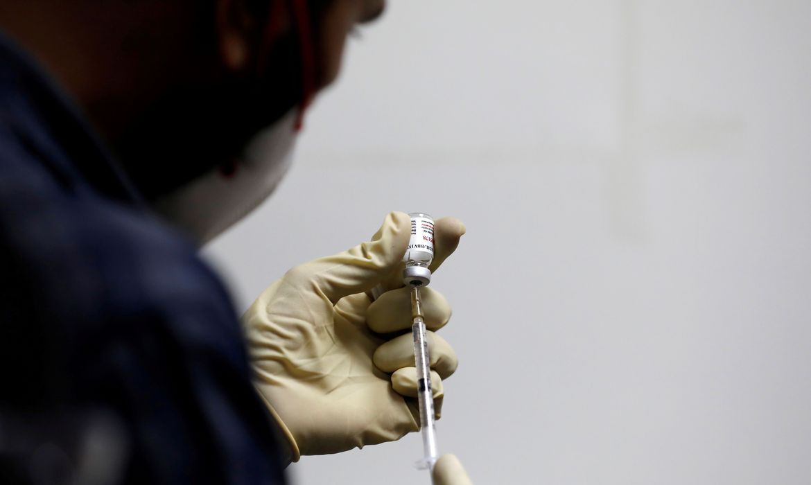 Clínicas particulares brasileiras negociam compra de vacina contra a covid-19
