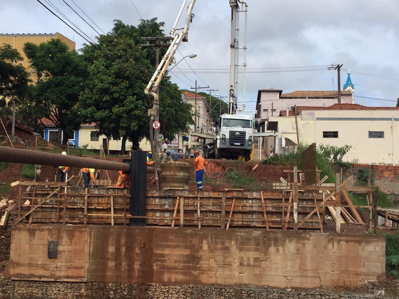 Sabesp fará manutenção de adutora na obra da nova ponte da Raphael Sampaio; poderá faltar água na Região Leste