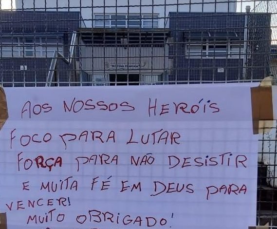 Cartazes com mensagens de apoio são afixadas na UBS dos Comerciários