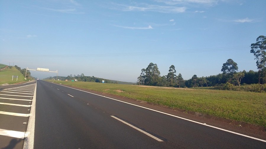 Homem de 75 anos morre após capotar carro na Castelo Branco