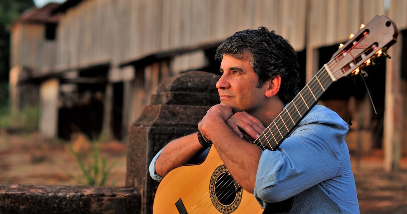 Cláudio Lacerda apresenta projeto musical “Canções para acordar o Sol”