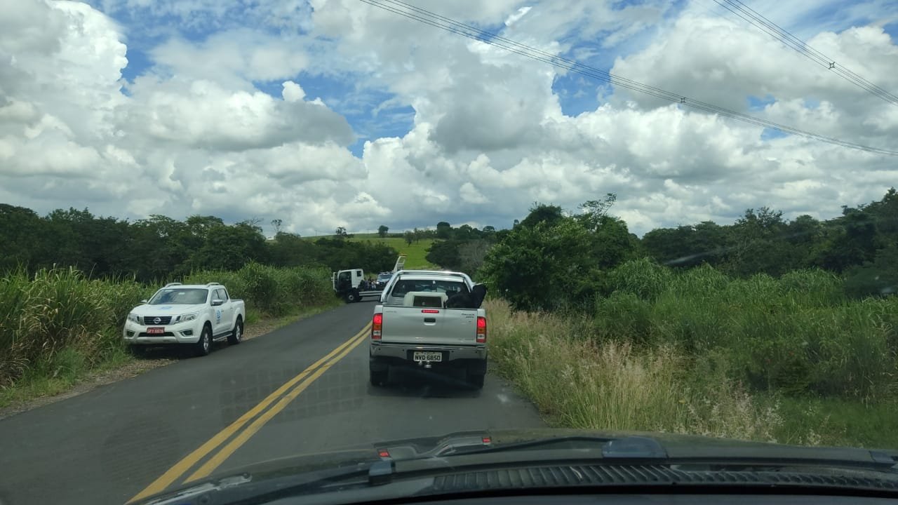 Motorista perde controle quase cai no Rio Capivarinha