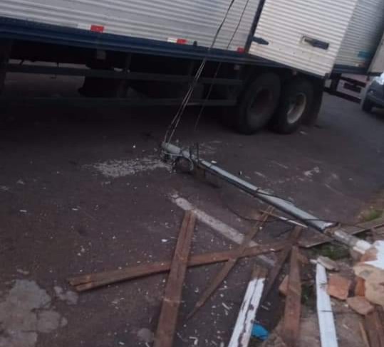 Caminhão enrosca em fiação e derruba poste na Vila dos Lavradores