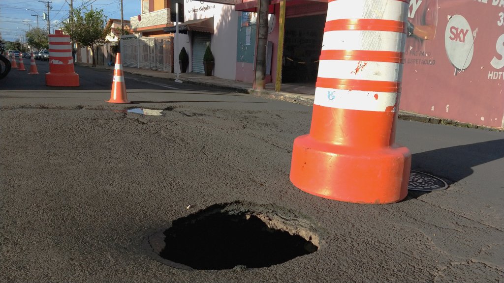 Cratera de dois metros interdita rua no Centro de Botucatu