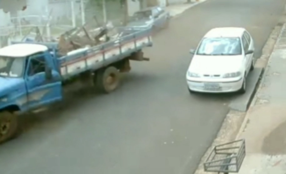 Caminhão perde freio e bate contra dois carros e fachada de loja