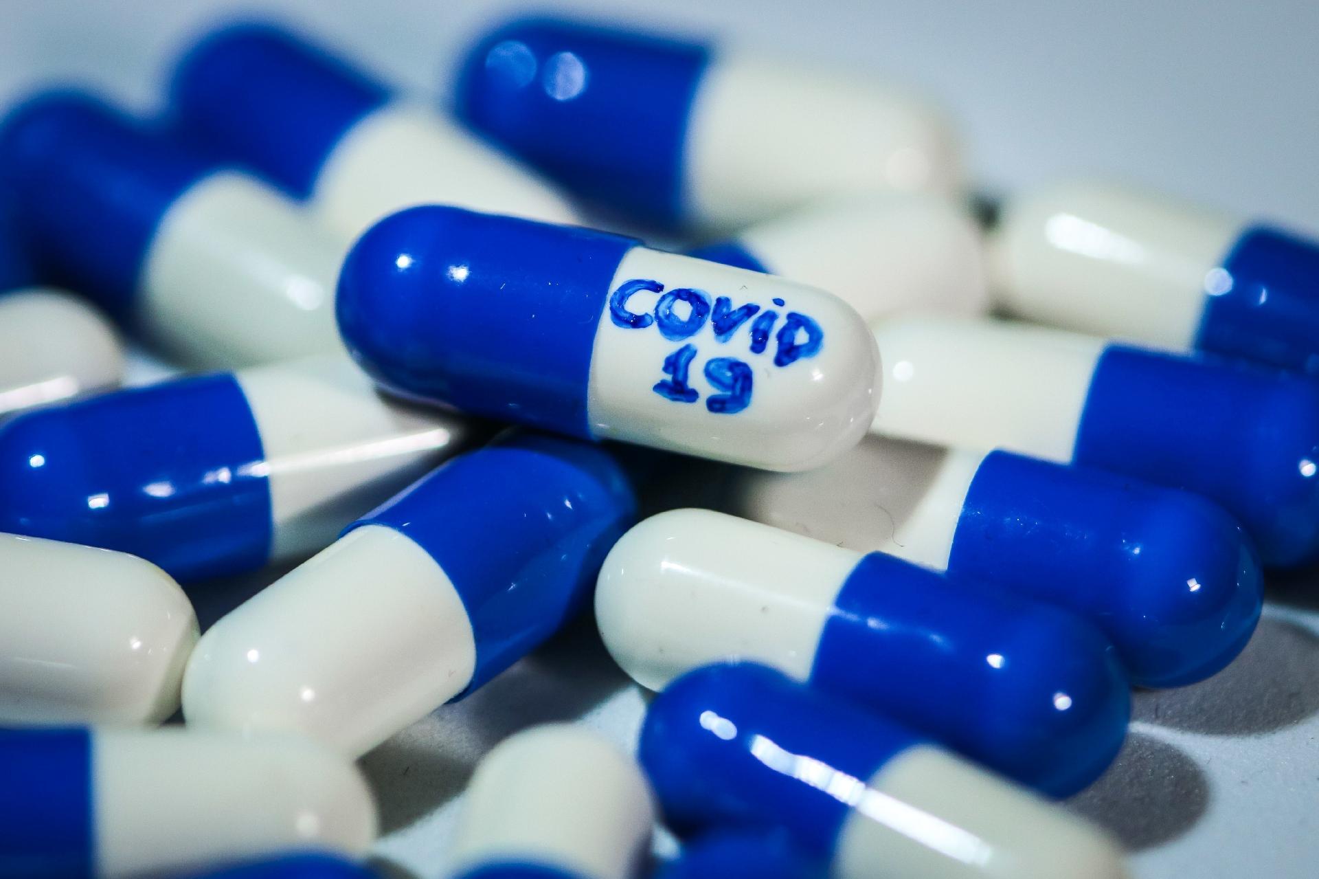 Anvisa autoriza uso emergencial de coquetel contra a covid-19