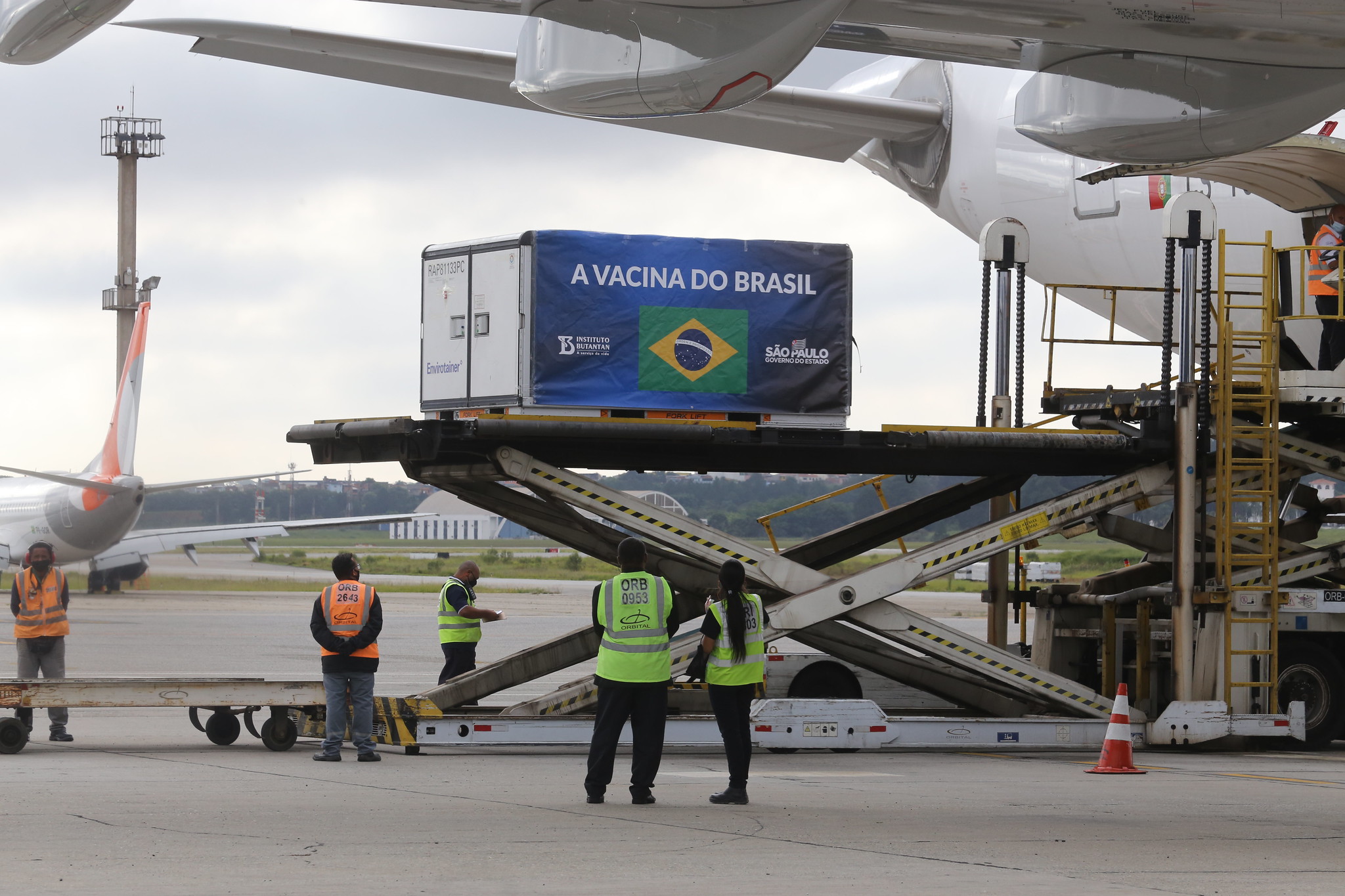 SP recebe insumos para produzir mais 8,7 milhões de doses da vacina do Butantan