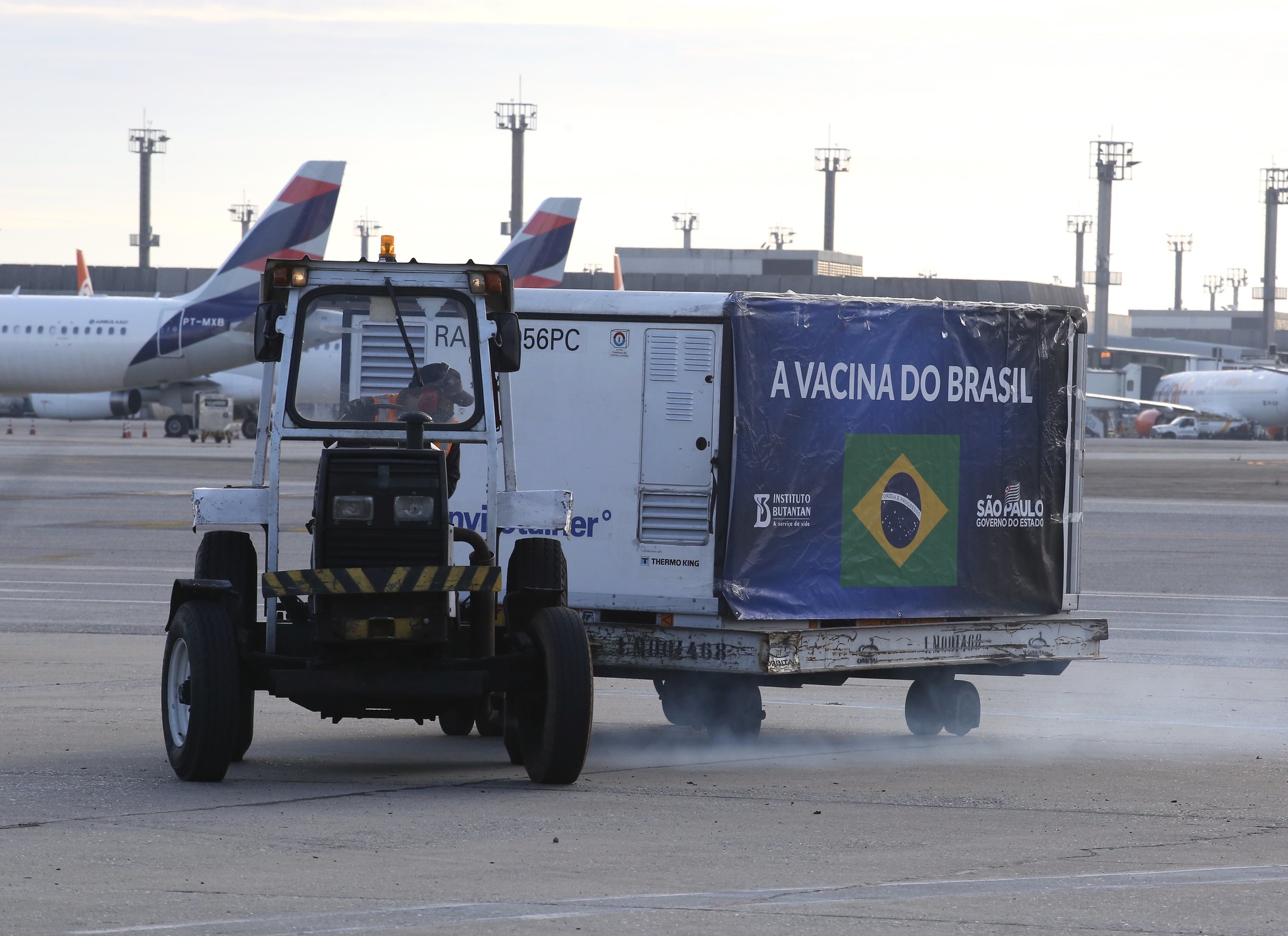 SP recebe maior remessa de matéria-prima para vacina do Butantan
