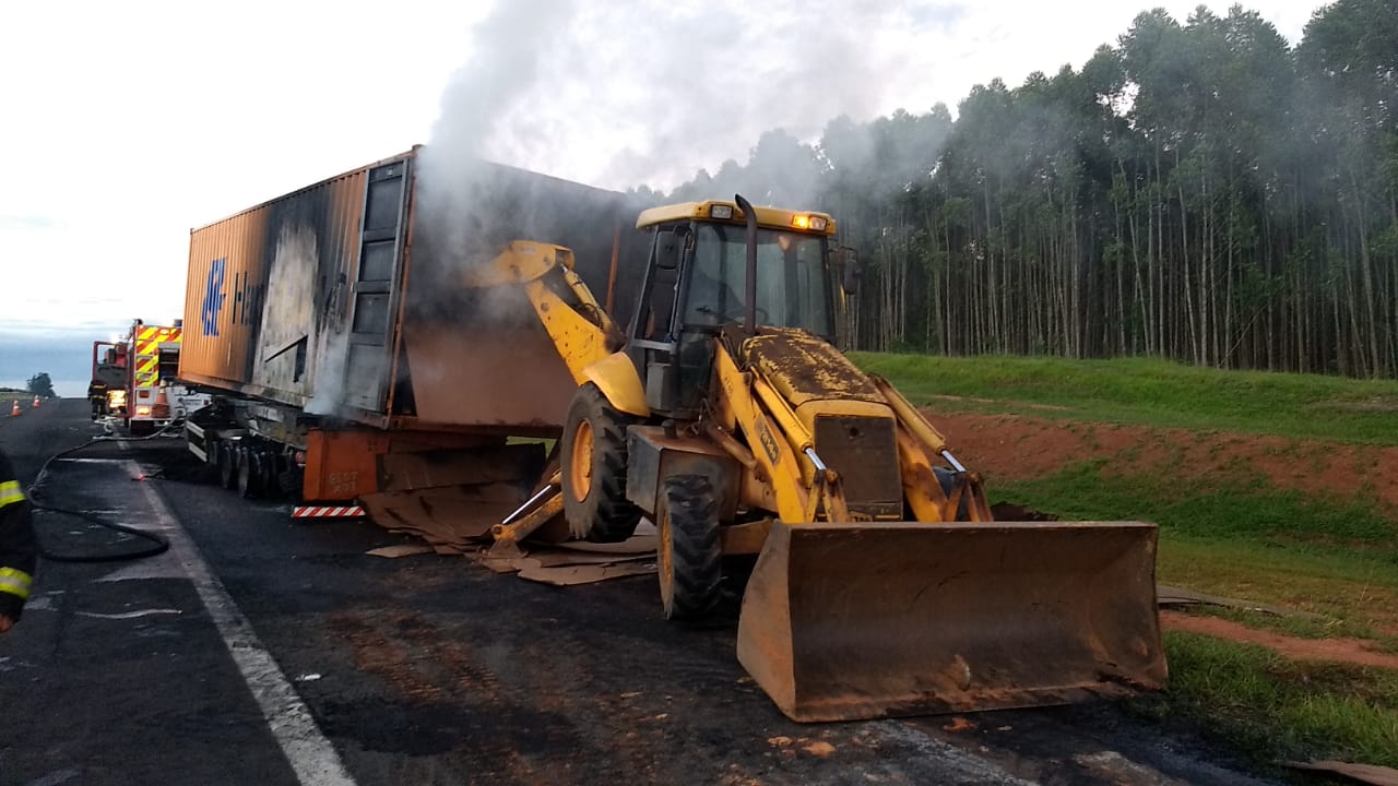 Botucatu: incêndio destrói parte de caminhão carregado com chapas de madeira
