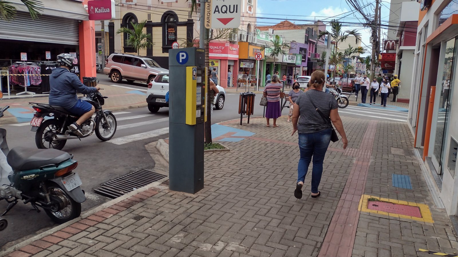 Comércio de Botucatu funciona até as 17 horas nesta sexta (31) e reabre na segunda (3)