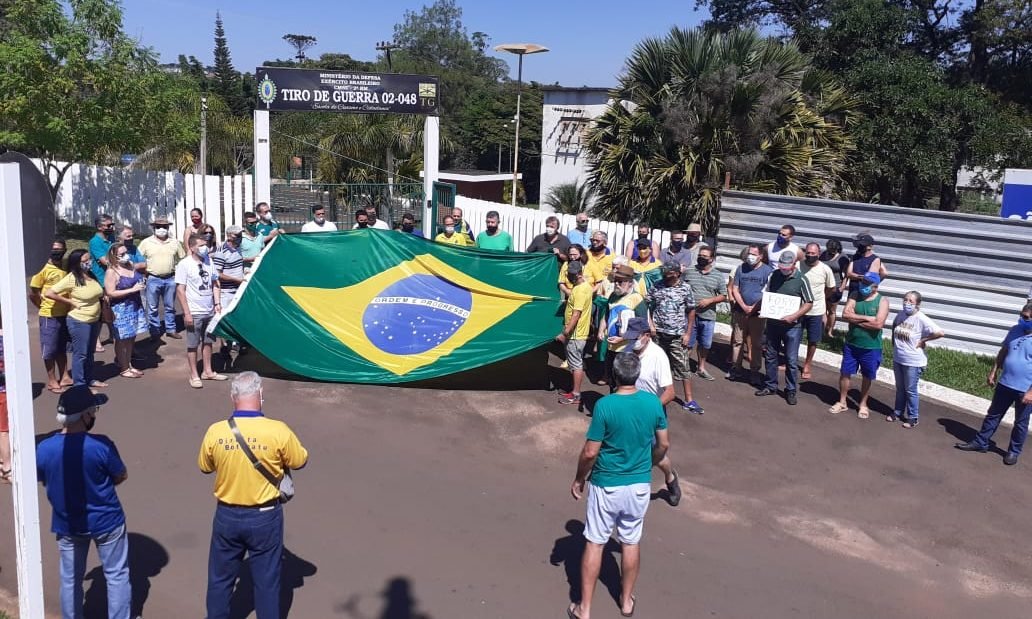 Botucatu: grupo faz ato em frente ao Tiro de Guerra e pede intervenção militar no país