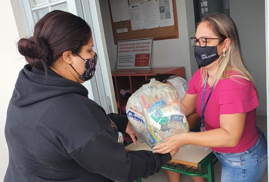 Alunos da rede municipal de São Manuel recebem kit alimentação