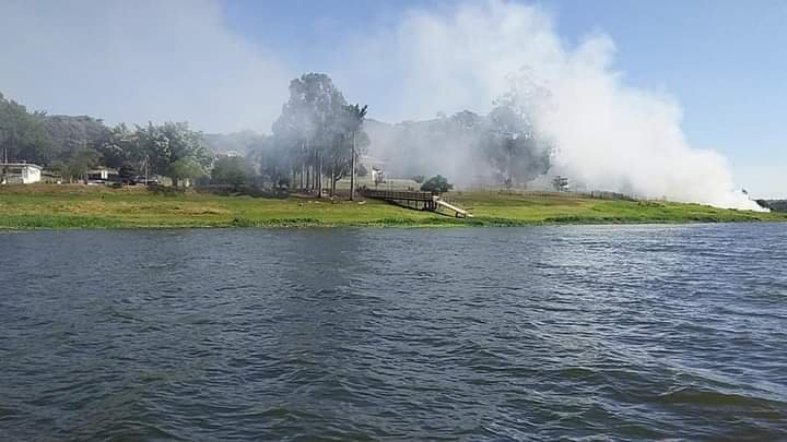 Queimada na orla do Tietê provoca densa fumaça no Rio Bonito; ato é crime na Cidade