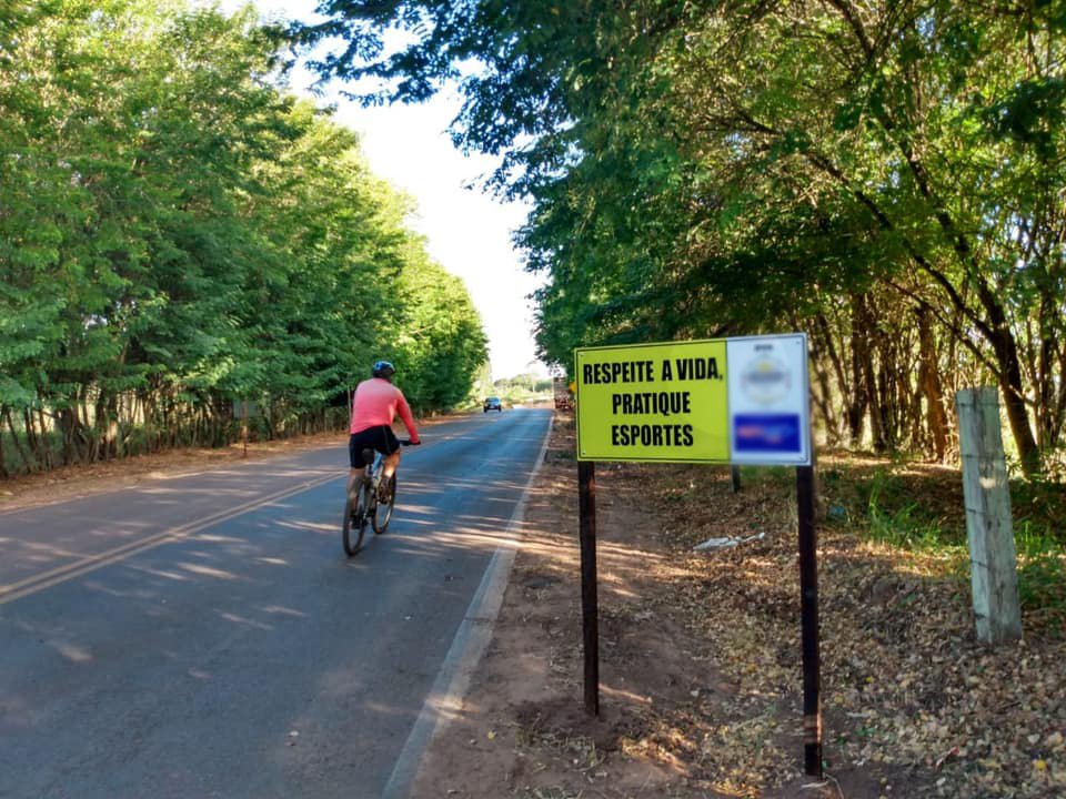 Itatinga: rodovia vicinal tem instalação de placas para alertar sobre presença de ciclistas