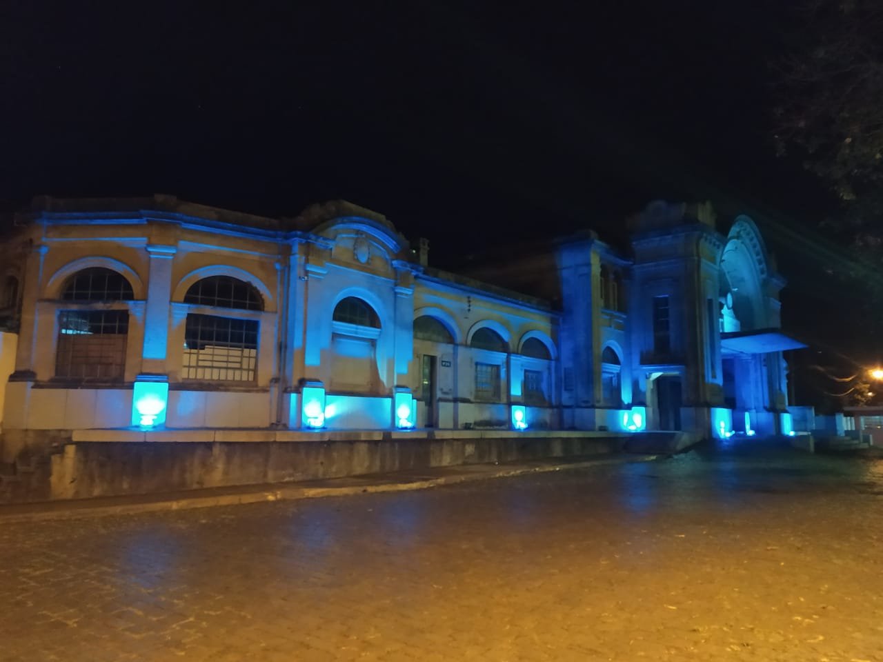 Botucatu: prédios públicos são iluminados de azul para conscientização sobre o autismo