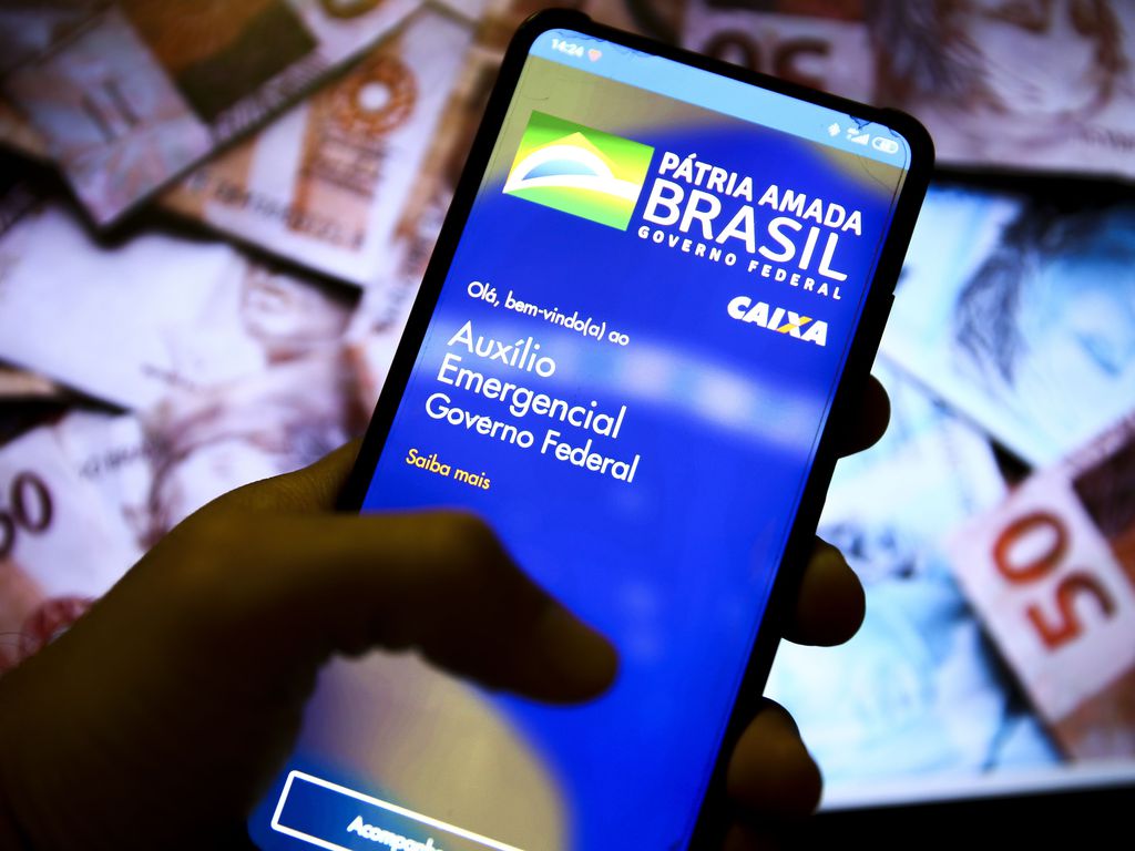 Pais solteiros recebem retroativo do auxílio emergencial