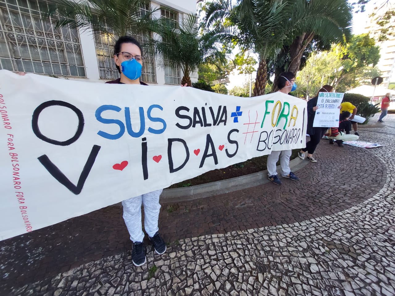 Protestos contra Bolsonaro marcam o início do dia da Vacinação em massa na Cidade