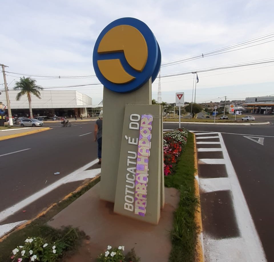Protesto muda mensagem de totem religioso na entrada de Botucatu