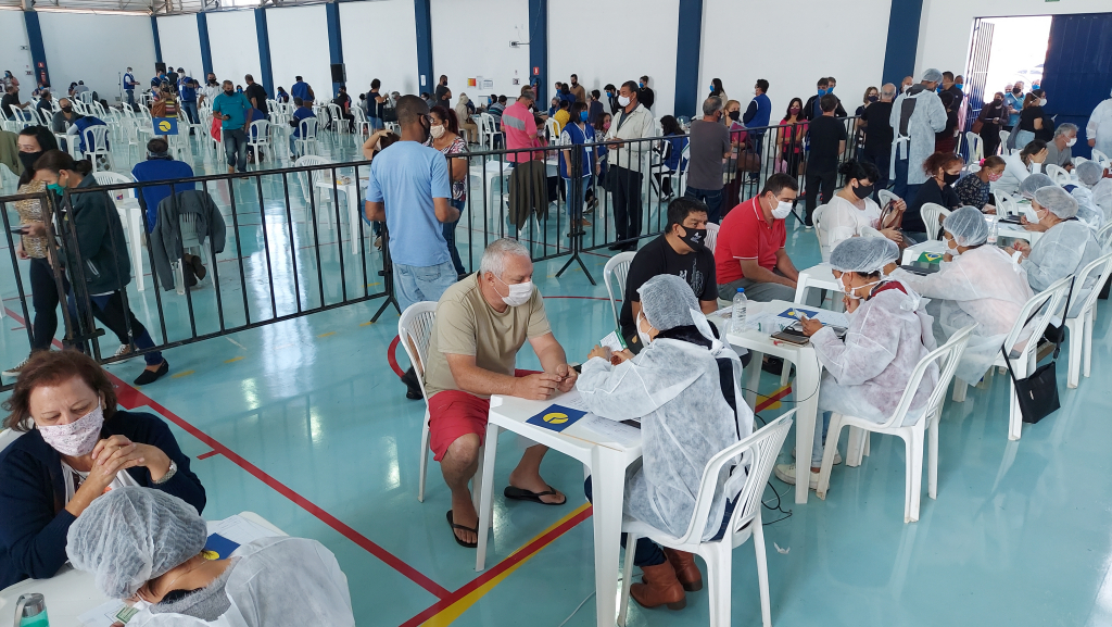 Botucatu prorroga até às 19 horas vacinação nos ginásios