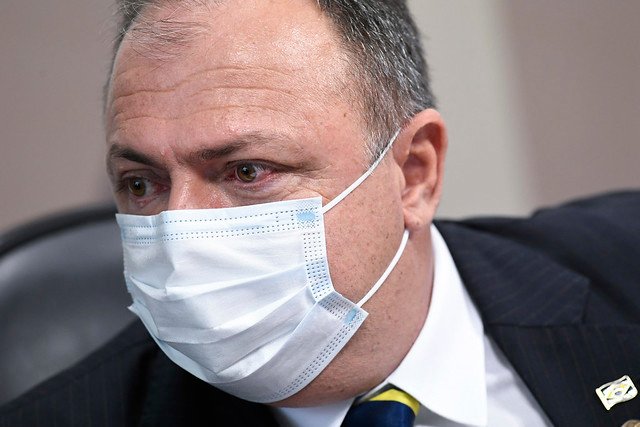 Ex-ministro Pazuello é hospitalizado após acidente de moto