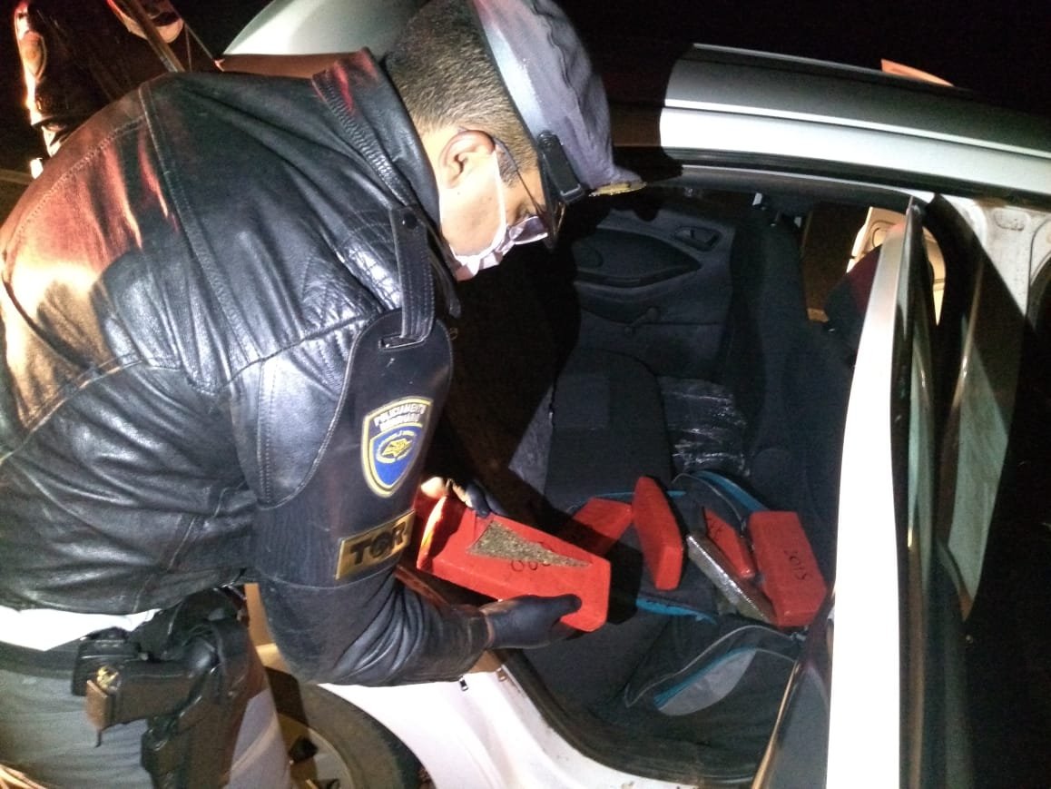 Polícia apreende mais de 160 quilos de maconha na Castello Branco; motorista tenta fugir pela mata