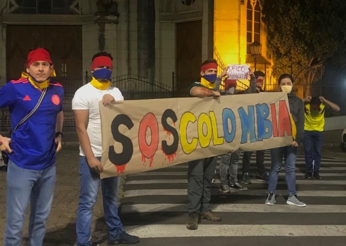Colombianos moradores em Botucatu fazem ato contra massacre no país: “SOS Colômbia”