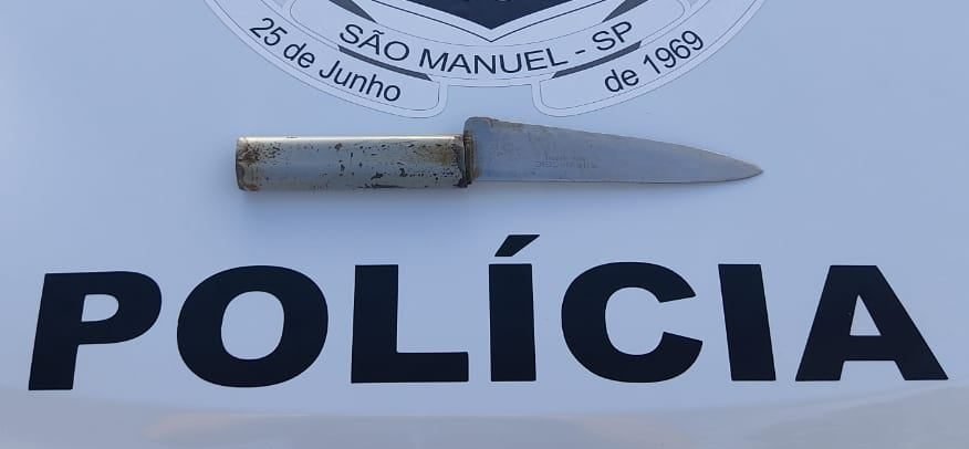 Homem é preso ao apedrejar e tentar assaltar idoso de 81 anos