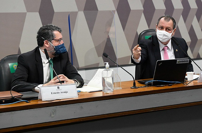 Ernesto Araújo nega que sua atuação prejudicou compra de vacinas