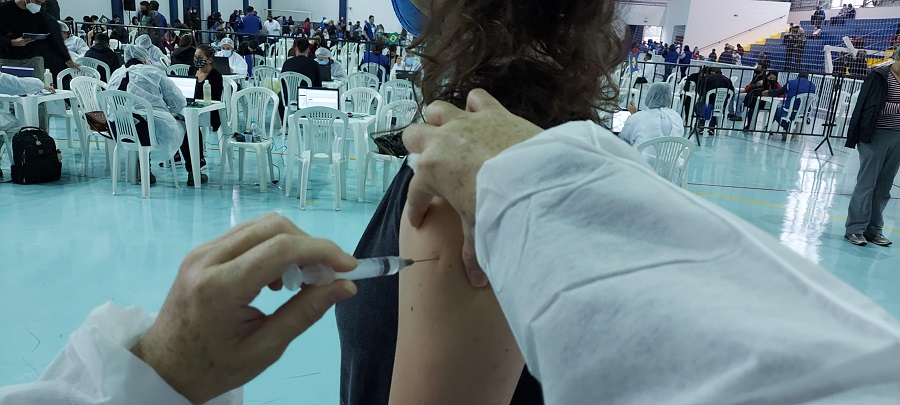 Mais de 50% dos municípios deram início à vacinação contra a Covid-19 por faixa etária